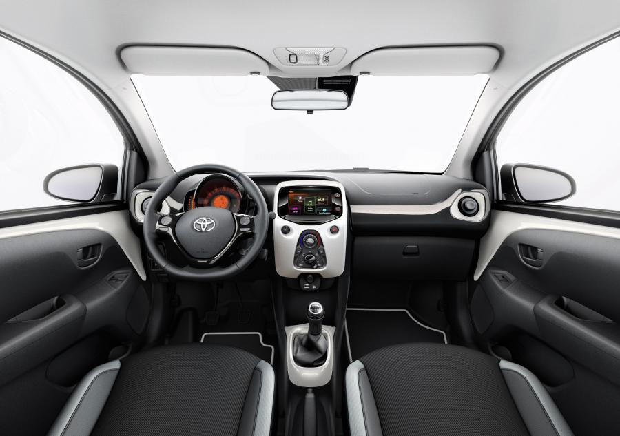  Toyota Aygo x-pure 5-Door 2015 года  (фото 3 из 3)